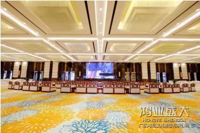 接待沙發在外觀上給人的印象是“厚實”，近看有剛毅的氣質