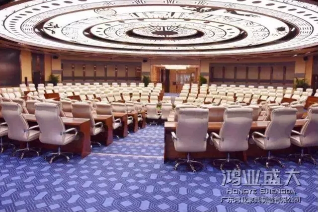 圓桌會議比較適合董事會、高層領導會議、部門會議、分組討論這些參與性較強的活動。