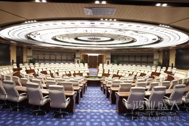 會議桌椅采用防水和封邊處理測，正常使用多年表面新舊相差無幾。