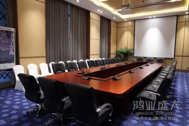 會議桌表面打磨的平滑無比，花紋左右上下配對