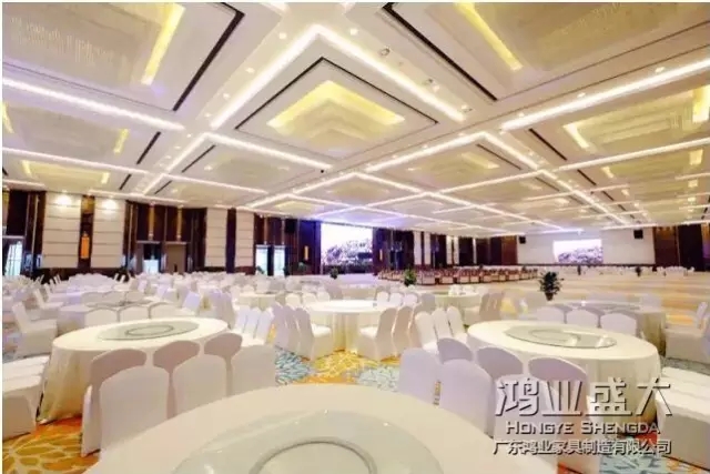鴻業盛大為他們大型宴會廳設計的餐桌椅配套方案