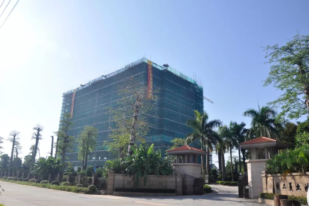 喜報:鴻業家具員工宿舍樓主體結構順利封頂!